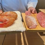 恵比寿 鮨 ふじまさ - 追加のネタたち。
      ボタンエビ、ノドグロ、白甘鯛、カマトロの4種。
      
      ボタンエビが今まで見た事ない特大サイズ。片手で収まりきらないのが驚き。
      10年前の僕だったら手に入らないと大将。問屋との信頼関係。