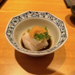 恵比寿 鮨 ふじまさ - マナガツオ。カツオという名ではあるけど、クセがなく、噛むごとにほろりと崩れていく身。淡白な旨み。
      焼きを考えていたけど状態を見て湯通しに変更したとのこと。
      淡白すぎてポン酢との相性はまずまず。