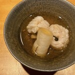 恵比寿 鮨 ふじまさ - 鱧しゃぶ。その場で骨切りした身をその場で出汁にシャブシャブ。
      鱧の卵も加えて出汁にしている。出汁は甘め。
      骨っぽさがほとんど感じないフワッとした身と甘めの出汁がよく合う。