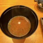 恵比寿 鮨 ふじまさ - シジミの赤だし。
      赤味噌とシジミのえぐみが出ておらず、スッキリとかつ旨みが純粋な赤だし。
      これだけ上品な赤だしはなかなか出会えない。
      五臓六腑に染み渡るとはまさにこれ。