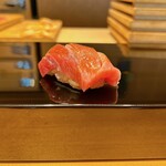 恵比寿 鮨 ふじまさ - 身を切って置いておく事で脂を溶かして、シャリの温度も上げてさらに溶けやすい状態で提供。
      口に運ぶと脂は旨みへと変わりジュワッと喉を通り越していく。
      前述した筋が残ったのが玉に瑕。