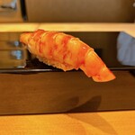 恵比寿 鮨 ふじまさ - 一口でギリギリ収まらないくらいの、とても大ぶりな車海老。茹でたホクホクした身質と甘みと旨み。それに先端に残る海老味噌の濃厚さが至福。
      生きた物をそのまま茹でると味噌が残るのだそう。