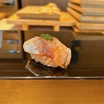 恵比寿 鮨 ふじまさ - 刻んだネギを乗せて。
      青魚らしい旨みと香り。
      やや匂いが気になり脂が弱い印象。
      
      脂ばかりじゃなくて、身の旨みがある物を選ぶ、と言ってたから意図してのものかもしれない。
      個人的には好みじゃない。