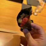 恵比寿 鮨 ふじまさ - 赤酢などをブレンドした酢にしっかり粒の米。
      どんなネタにも合うオールマイティなシャリ。
      それと舌触り滑らかなトロ。
      影の主役である海苔は選りすぐりの物だそうで、口溶け・旨み・歯切れが心地よい。