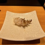 恵比寿 鮨 ふじまさ - おまけの一品として新イカのゲソ。
      『おまけだからってショボいと思わないで下さいね。』と大将のユーモアが光る。
      塩焼きしたイカらしい旨みだけど、新イカらしい歯切れと後味の良さがある。日本酒に合う合う。