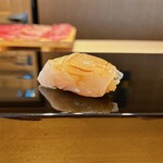 恵比寿 鮨 ふじまさ - メイチダイ
      個人的にMVP。
      はじめに魚らしい香りがくる。けど、口や手が魚臭くなることはない。臭みと旨みの分水嶺で見事な熟成具合。身はふわふわとエアリーだけど旨みがドシンと滲んでシャリとよく合う。
      