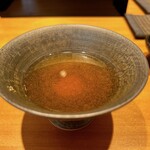 恵比寿 鮨 ふじまさ - 出汁はおかわり自由。これからコースが続くのでガブガブ行きたい気持ちを抑えて1杯で我慢。
      出汁だけでもお酒と合う。