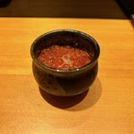 恵比寿 鮨 ふじまさ - 醤油に最長で1日漬けるだけのフレッシュないくら。
      青柚の香りから、薄い膜が抵抗なく破れると、卵の濃厚な旨みが舌に絡みつく。でも、余韻は爽やか。
      市販だと尖る塩味が残るため、まるで別物を食べてるかのよう