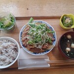 kashijikammugi - [2023/9 訪問]豚肉の甘辛豆板醤炒め定食 1100円。野菜もたっぷりでバランスの良い定食です。