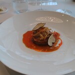 プレスキル - 豚バラで巻いた仔牛フィレ肉 玉ねぎのコンポテと龍の卵