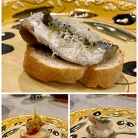 anchoa - ピンチョスの一部抜粋
                    上：ウルメイワシ酢漬け 花梨ジャム 羊のチーズ バゲット
                    右下：お米のサラダ 炙り太刀魚 カナリア諸島のソース
                    左下：シーラのシーチキン風 ゆで卵 刻み野菜 マヨネーズ