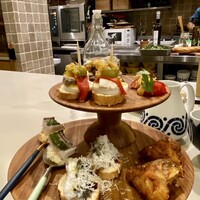 anchoa - ピンチョス
                    佐島サザエ 野菜ドレッシング
                    鎌倉トマト カマス魚卵塩漬け
                    シーラ ゆで卵 刻み野菜 マヨネーズ
                    お米のサラダ 炙り太刀魚
                    ウルメイワシ酢漬け 花梨ジャム 羊のチーズ
                    オニカサゴのフリット