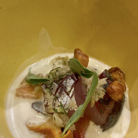 anchoa - 魚介タパス１
                      長井漁港 鯵のマリネ、フランス産ジロール茸マリネ、桃、
                       フェンネル、バジル、アホ・ブランコ（ニンニクスープ）
                      アホ・ブランコを仕上げにシェフが掛け完成の料理、これがまた美味しいのです！