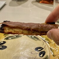 anchoa - 自家製アンチョビのコカ
                    新玉葱とオレガノのコカに、昨年春、相模湾で獲れた鰯で作ったアンチョビをのせています。
                    発酵した独特な旨味にコクのある味わい、その塩気に白ワインをグイッと飲み干してしまいました♪