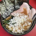 豚骨醤油ラーメン 王道家 - ■ラーメン玉ネギ味玉¥1,000