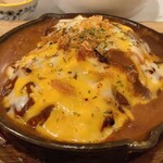 シュシュウルフ - 炙りチーズのデミグラスハンバーグ