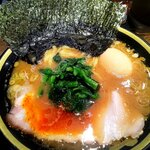 九州豚骨醤油　鯉から竜 - 料理写真:豚骨醤油赤丸味玉：830円