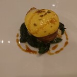 プレスキル - 塩バラ肉で巻いたアンコウのロティ ベアルネーズソースと山椒のジュ