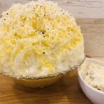 かき氷店 小桃 - もろこしくん1800円　トッピングは大好きなラムレーズンチーズクリーム200円