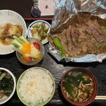 香車 - 牛肉の朴葉焼き定食