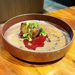 イル ネッビオ - イタリア産子牛ほほ肉のブレゼ(蒸し煮調理)は柔らかくても繊維質をちゃんと感じられ、カシスを使ったアクセントも素晴らしかったです！！(o^^o)