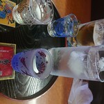 あぐ楽食愛歌夢館 - 泡盛呑み比べ 沖縄グラス 沖縄グラスで頂きます