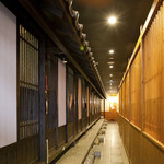 炉端かば - 広い店内は個室がずらり。それぞれのシーンに合わせて使えます