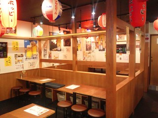 Kushikatsu Dengana - 程よく仕切りがある店内はお店の活気は串揚げの香ばしい薫りと油が素材を揚げている音と楽しめます。