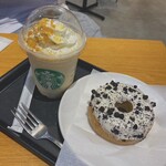 Starbucks Coffee - 左:おさつバターフラペチーノ、右:クッキー&クリームドーナツ
