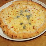 goodspoon pizzeria＆cheese - ４種のチーズのピザ”クアトロ・フォルマッジ”ハチミツ添え