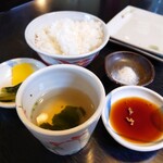 焼肉の名門すずき - ご飯(中)タレ、塩、お漬物、スープ(ご飯はお代わり自由です)