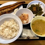 監獄食堂 - 監獄食Ｂ(ホッケ) 900円　麦メシ