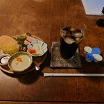 カフェ シフォン - 料理写真:●アイスコーヒー　400円
●惣菜パンモーニング　＋50円

◯アイスコーヒー
苦味がクッキリでさん味はほんのりな味わい
コーヒーにはあまりこだわりは無い❔（笑）