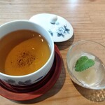 桜林茶寮 - 食後のほうじ茶とプチデザート。セットドリンクはコーヒーかほうじ茶を選べます。
