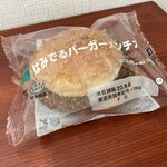 LAWSON - 料理写真:はみでるバーガーメンチカツ(181円)