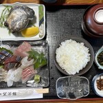 望洋館 - 刺身定食は刺身6品にあら汁付き　焼き牡蠣は単品で注文