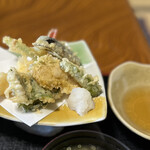 望洋館 - 天ぷらは海老　茄子　オクラ　インゲン　カボチャ　大葉入り