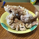 望洋館 - ゴツゴツした唐揚げは、熱々　にんにく醤油ベースの味付け。旨過ぎてご飯をお代わりしました。