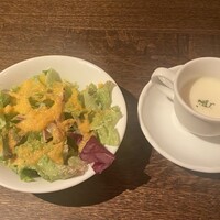 スペイン料理 La Cazuela 三ノ宮 ミント神戸店 - ミニサラダ、じゃがいもスープ