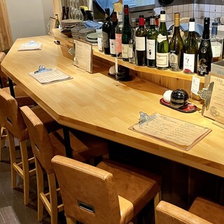 一名様でも気軽に立ち寄れる、木目調の落ち着いた店内