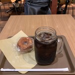 デリカフェ・キッチン大阪 - アイスコーヒー（Lサイズ）とドーナツ