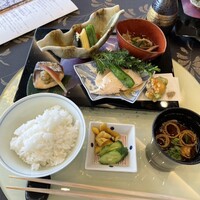 新宿 星のなる木 - 【百花繚乱】名物茶わん蒸しや和三盆プリンなど人気昼懐石+乾杯ドリンク
                      主菜
                      食事
                      いわて純情プレミアムひとめぼれ
                      止椀
                      赤出汁合わせ味噌仕立て
                      香の物　二種