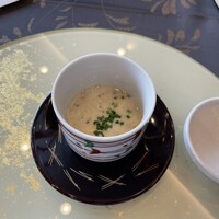 新宿 星のなる木 - 【百花繚乱】名物茶わん蒸しや和三盆プリンなど人気昼懐石+乾杯ドリンク
                    温物
                    黒トリュフの茶わん蒸し
                    男爵芋餡掛け 若鶏 シブレット