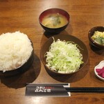 Kissa Kuru - とんてき定食 300g ごはん大盛り 1,500円 ご飯完食で100円バックで1,400円（税込）になります。 ご飯、キャベツ、味噌汁、小鉢、香の物 のあとに とんてき が提供されます。