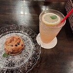 コトリcafe - ピーナッツバターとチョコチップのマフィン（350円）。まわりには粉糖が。自家製シロップのジンジャーエール（500円）はホットにしても美味しそう。