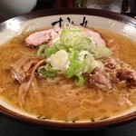 すみれ - 味噌チャーシューメン！  チャーシュー2枚、噛むと味わいジンワリ。今どきはやりのラーメンではなく、すみれの、慣れ親しんだラーメンにのせられるチャーシューの理想系、とは言いすぎか。