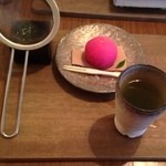 ワド オモテナシ カフェ - ごこう煎茶(¥800)とフランボワーズ大福(¥250)