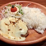 びっくりドンキー - フォンデュ風チーズバーグディッシュ¥1,010円