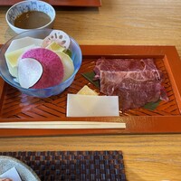 日本料理おおみ - 近江牛と根菜しゃぶしゃぶランチ
                      小鍋 近江牛と色々根菜しゃぶしゃ
                      　　ぶ
                      大根 蕪 蓮根 人参 ビーツ 水菜
                      ぽろ葱 比叡ゆば しゃぶ餅 豆腐
                      胡麻ポン酢