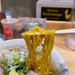 三ん寅 - 西山製麺の黄色い縮れ中太麺、サッポロ味噌ラーメンらしい感じがグッド！